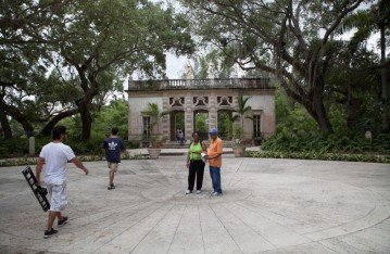 Vizcaya-Gate-Garden-w-people